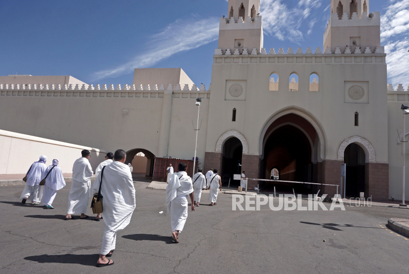 Jamaah haji bersiap melakukan miqat umroh di Masjid Bir Ali, Madinah, Arab Saudi.