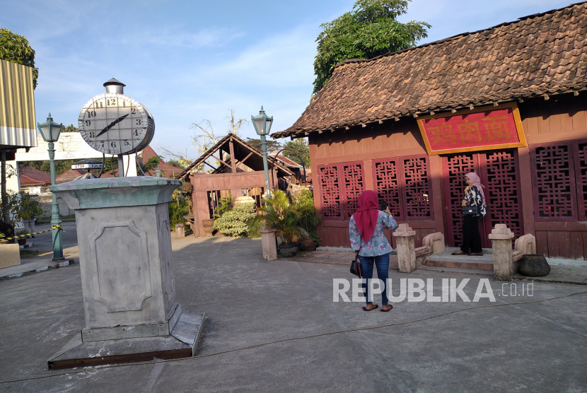 Pengunjung berfoto di salah satu spot Studio Alam Gamplong, Moyudan, Sleman, Yogyakarta, Sabtu (11/7). 