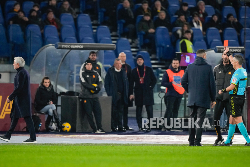 Wasit Gianluca Aureliano (kanan) memberikan kartu merah kepada pelatih Roma Jose Mourinho (kiri) pada pertandingan sepak bola Serie A antara Roma dan Atalanta, di Stadion Olimpiade Roma, Ahad (7/1/2024). Kedua kesebelasan bermain imbang 1-1. Atalanta unggul lebih dulu lewat Teun Koopmeiners di menit ke-8. Roma menyamakan kedudukan lewat sepakan pinalti Paulo Dybala menit ke-36.