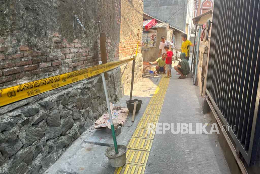 Kondisi belakang sekolah SMPN 132 dan Tempat Kejadian Perkara (TKP) siswa yang tewas karena terjatuh dari jendela yang ada di lantai empat sekolah pada Selasa (10/10/2023).