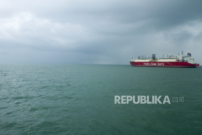 Pembangkit listrik kapal (ilustrasi). Wilayah kepulauan seperti di Provinsi Maluku lebih membutuhkan pelayanan listrik melalui kapal pembangkit listrik yang bisa bergerak secara mobile untuk menjangkau berbagai daerah terpencil.