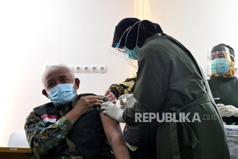 Proses penyuntikan vaksin Covid-19 kepada Bupati Sleman oleh tenaga kesehatan di Puskesmas Ngemplak II di Sleman, Yogyakarta, Kamis (14/1). Pada Kamis (21/1), Bupati Sleman dinyatakan positif Covid-19.