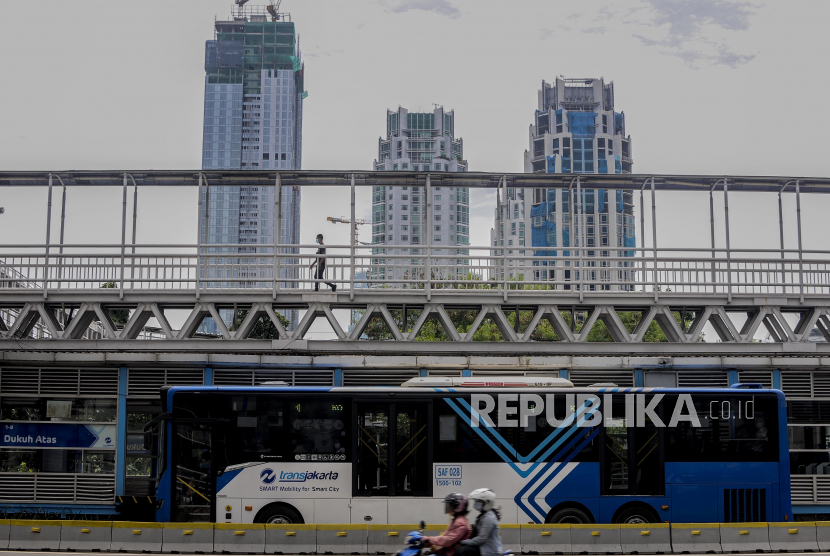 Bus Transjakarta mengangkut penumpang di Halte Transjakarta Dukuh Atas, Jakarta (ilustrasi). PT Transjakarta memberikan respons atas viralnya sebuah video yang menampilkan seorang perempuan mencuri sebotol hand sanitizer di dalam bus Transjakarta.