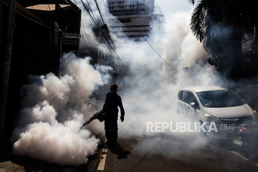 Petugas melakukan pengasapan (fogging) pada kawasan pemukiman padat penduduk untuk mencegah penyebaran penyakit Demam Berdarah Dengue (DBD) di Tanah Abang, Jakarta Pusat, Kamis (18/4/2024). 