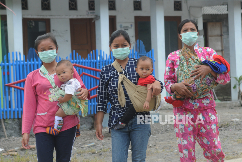 Sejumlah ibu warga lereng Gunung Merapi mengikuti edukasi protokol kesehatan di Tempat Pengungsian Tlogolele, Selo, Boyolali, Jawa Tengah, Selasa (10/11/2020). Edukasi dengan mengajarkan cara mencuci tangan, menggunakan cairan antiseptik dan memakai masker tersebut sebagai usaha penguatan penerapan protokol kesehatan di tempat pengungsian Merapi di tengah pandemi COVID-19. 