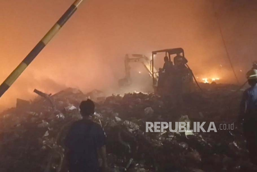 Kebakaran di area Tempat Pembuangan Akhir (TPA) Kopi Luhur, Kecamatan Harjamukti, Kota Cirebon, Sabtu (9/9/2023). 