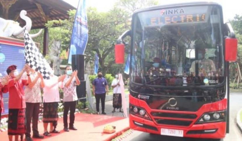 Gubernur Bali Wayan Koster Luncurkan Ujicoba Layanan Shuttle Bus Listrik