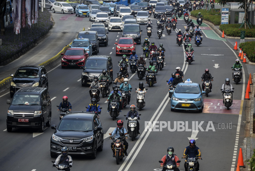 Sejumlah pengendara sepeda motor melintas di Jalan Jenderal Sudirman, Jakarta. Ilustrasi
