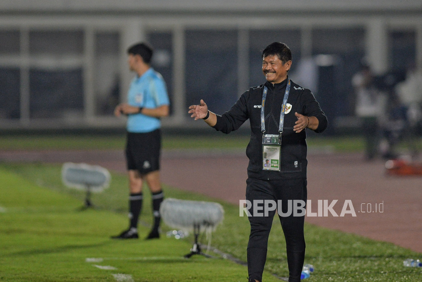 Pelatih Timnas Indonesia U-20 Indra Sjafri memberikan intruksi saat melawan Timnas Yaman U-20 pada laga Grup F Kualifikasi Piala Asia U-20 2025 di Stadion Madya, Senayan, Jakarta , Ahad (29/9/2024). Pertandingan tersebut berakhir imbang 1-1.