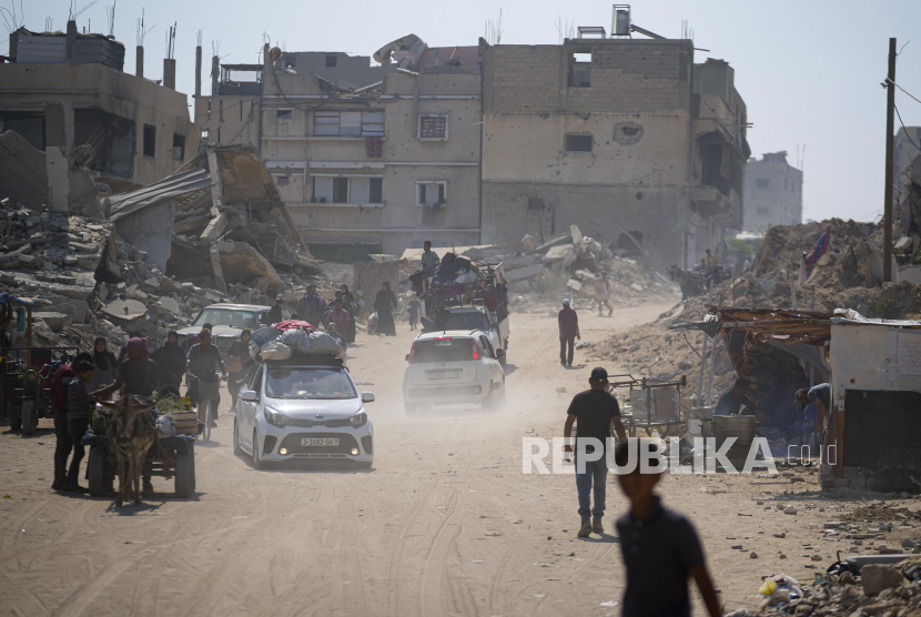 Warga Palestina berjalan untuk mengungsi akibat serangan Israel di Khan Younis, Jalur Gaza, Senin (22/7/2024). Ribuan warga di Khan Younis melarikan diri dari serangan udara dan operasi militer Israel. Kementerian Kesehatan di Gaza yang dikuasai Hamas melaporkan serangan Israel ke Khan Younis, selatan Jalur Gaza tersebut menewaskan 70 orang dan melukai lebih dari 200 lainnya.