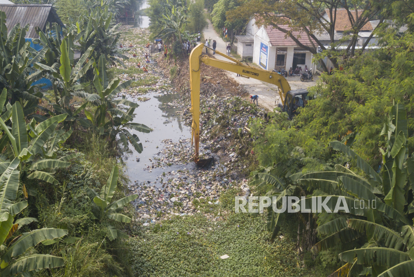 Petugas Dinas Lingkungan Hidup (DLH) mengangkut sampah yang menumpuk di aliran Kali Cikarang kawasan Sukaringin, Kabupaten Bekasi, Jawa Barat, Rabu (3/8/2022). 