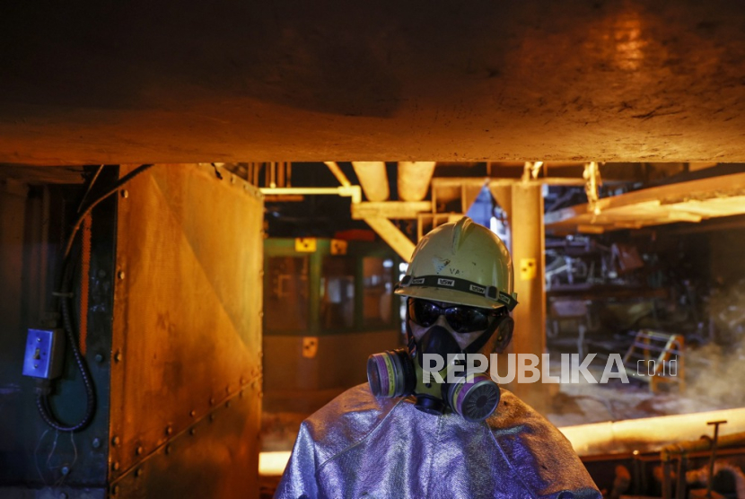 Pekerja di pabrik pengolahan nikel di Sorowako, Sulawesi Selatan, 28 Juli 2023.