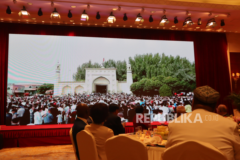Presiden Asosiasi Islam Xinjiang dan Rektor Institut Agama Islam Xinjiang Abdur Raqib Tursuniyaz (membelakangi lensa) dan tamu undangan dari kalangan diplomat asing menyaksikan siaran langsung perayaan Idul Fitri yang dihadiri ribuan umat Islam etnis minoritas Uighur di depan Masjid Idkah, Kota Kashgar, Kamis (13/5/2021). Pemuka agama Islam Xinjiang untuk pertama kalinya menggelar resepsi Idul Fitri di Beijing di tengah sorotan dunia internasional terkait isu pelanggaran HAM oleh otoritas China terhadap Uighur. 