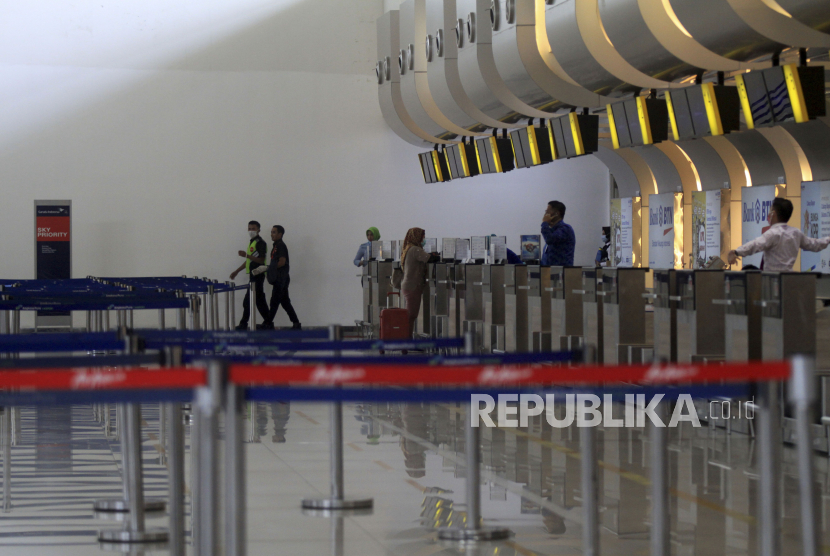 Penumpang melakukan check in di Terminal 2 Bandara Internasional Juanda, Sidoarjo, Jawa Timur (ilustrasi).