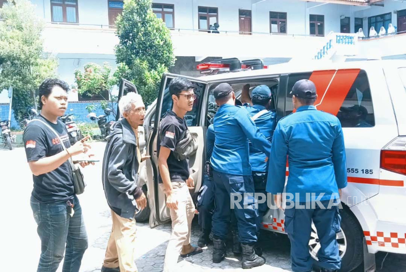 Petugas melakukan penanganan terhadap siswa dan guru SMK Muhammadiyah 3 Sragen yang diduga mengalami keracunan makanan, Senin (12/2/2024). 
