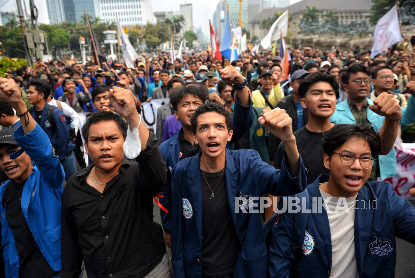 Massa dari Aliansi BEM SI menggelar aksi di kawasan Patung Kuda, Jakarta Pusat, Jumat (20/10/2023). 