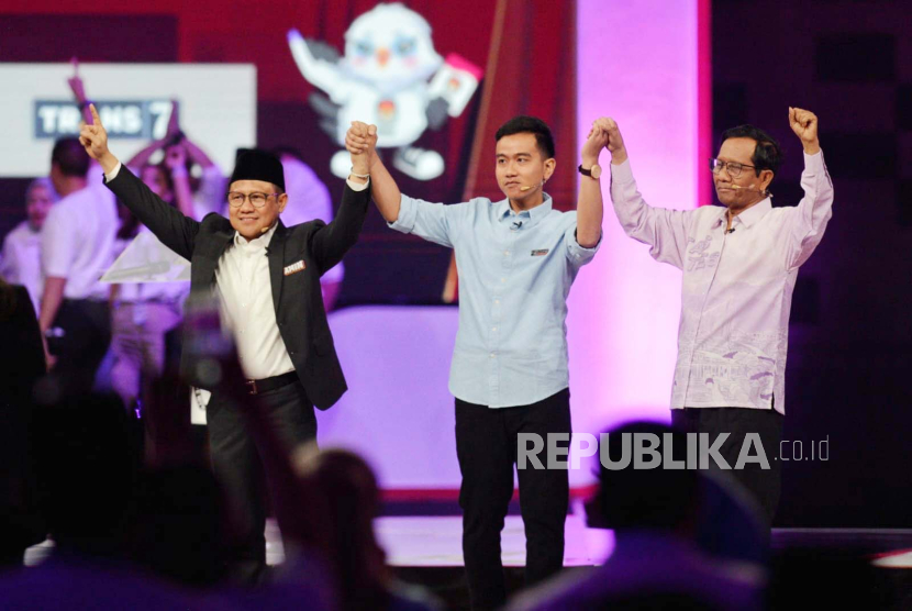 Cawapres nomor urut 1, 2 dan 3 Muhaimin Iskandar, Gibran Rakabuming Raka dan Mahfud MD (kiri-kanan) berfoto bersama usai Debat Kedua Calon Wakil Presiden Pemilu 2024 di Jakarta, Jumat (22/12/2023). 