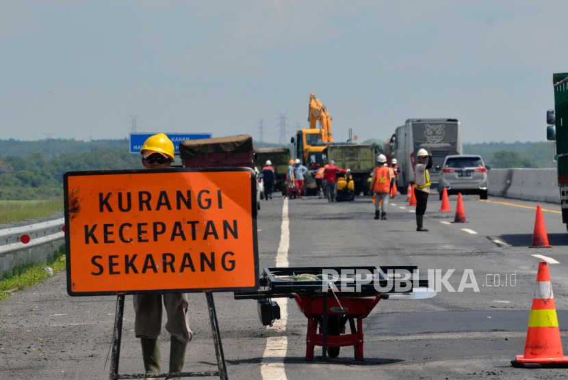 Pekerja memperbaiki aspal yang rusak di Jalan Tol Trans Sumatera (JTTS) kilometer 191 Ruas Terbanggibesar-Pematangpanggang-Kayuagung, Lampung, Selasa (17/3/2020). Perbaikan tersebut guna mengantisipasi terjadinya kecelakaan serta memberikan kenyamanan pengguna tol tersebut. ANTARA FOTO/Ardiansyah/aww.