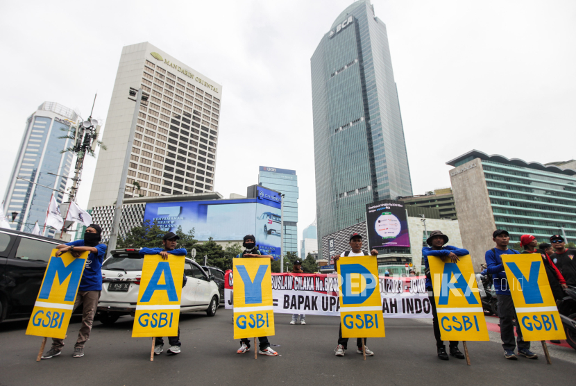 Massa buruh melakukan aksi di kawasan Bundaran HI, Jakarta, Rabu (1/5/2024). DLH DKI mengerahkan ratusan personel bersihkan tumpukan sampah usai aksi Hari Buruh.