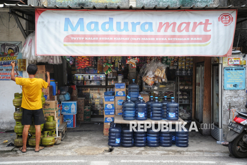 Pekarja merapikan tabung gas di warung madura mart di Jakarta, Jumat (10/1/2025). Warung Madura yang secara lokasi, harga, dan jam operasional (24 jam) lebih unggul dari toko modern tersebut menjadi pilihan berbelanja kebutuhan dasar warga seperti minuman botol, sembako, snack, dan produk mandi.