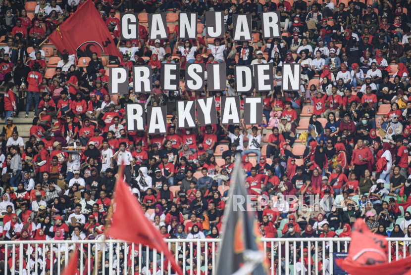 Sejumlah relawan mengikuti kampanye terbuka capres-cawapres nomor urut 3 Ganjar Pranowo-Mahfud MD yang bertajuk Hajatan Rakyat di Stadion Pakansari, Kabupaten Bogor, Jawa Barat, Jumat (9/2/2024).