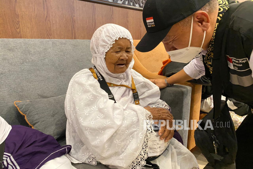 Seorang petugas haji Indonesia melayani Mbah Rupiah (80 tahun), jamaah haji asal Bojonegoro, Indonesia yang baru sampai ke Madinah, Ahad (12/5/2024).