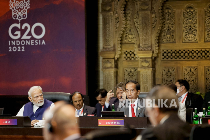 Perdana Menteri India Narendra Modi (kiri) dan Presiden Indonesia Joko Widodo (tengah) menghadiri sesi pleno selama KTT Pemimpin G20 di Bali, Indonesia, 16 November 2022. KTT Kepala Negara dan Pemerintahan Kelompok Dua Puluh (G20) ke-17 berjalan dari 15 hingga 16 November 2022.