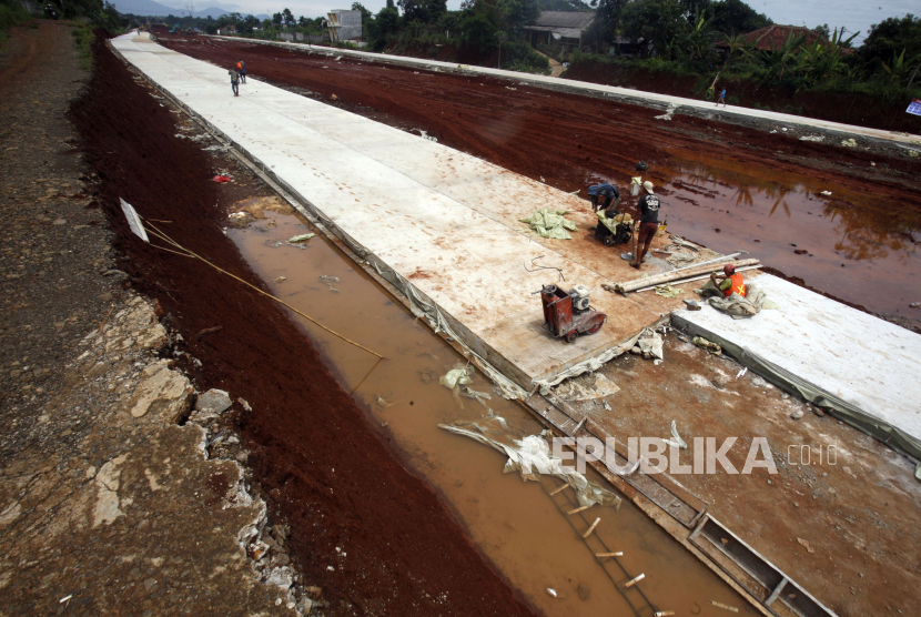 Pekerja beraktivitas di proyek Jalan Bojonggede -Kemang (Bomang) di Kabupaten Bogor, Jawa Barat, Kamis (22/10/2020).