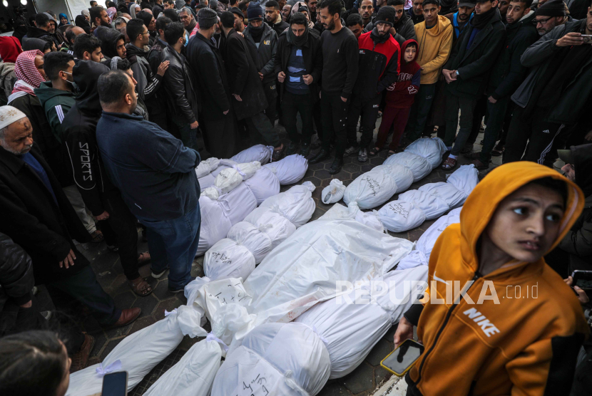 Orang-orang berkumpul di sekitar jenazah sebuah keluarga yang tewas dalam serangan udara Israel di kota Deir Al Balah, Jalur Gaza selatan, (5/2/2024).