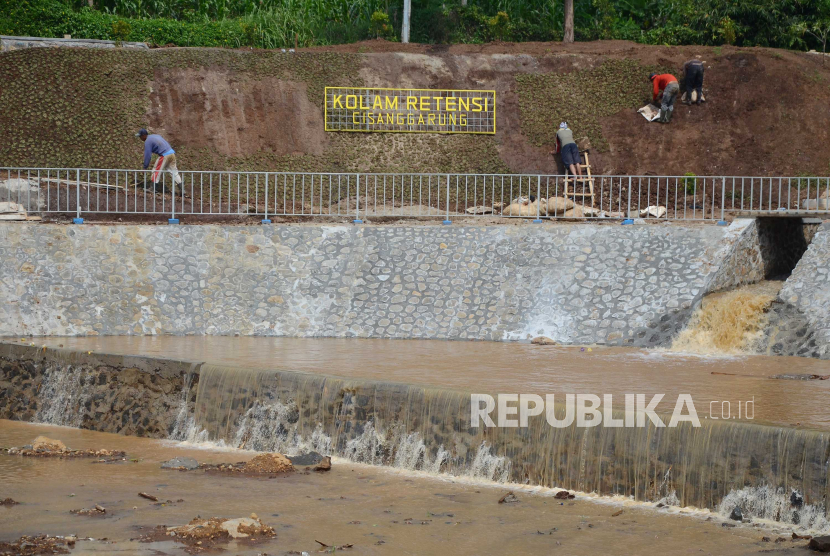 Aktivitas pekerja menyelesaikan pembangunan Kolam Retensi Cisanggarung, Kecamatan Mandalajati, Kota Bandung (ilustrasi) 