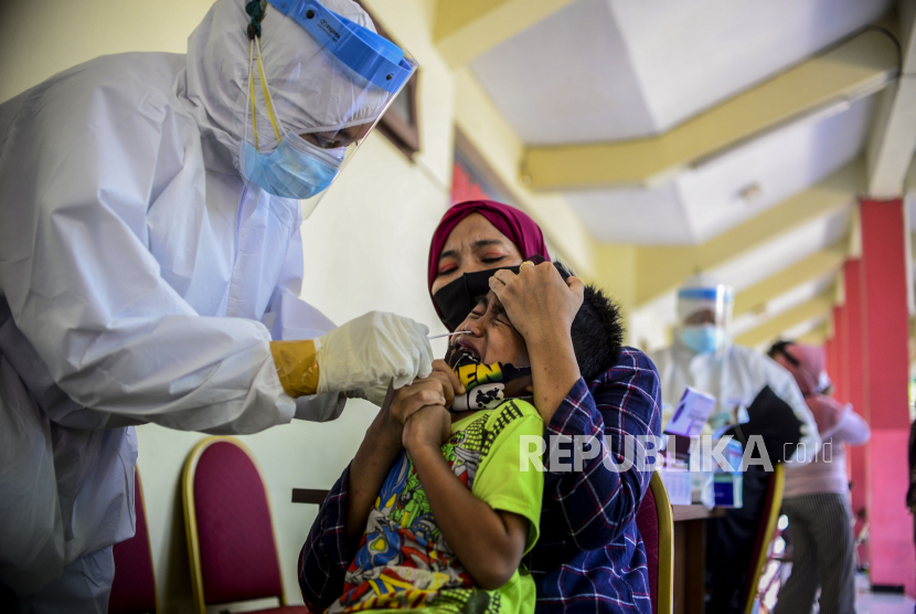 Tenaga kesehatan melakukan tes usap antigen kepada warga di GOR Kelurahan Kampung Makasar, Jakarta Timur (ilustrasi)