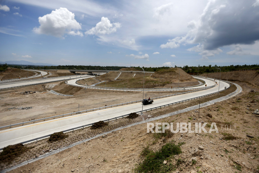 Kendaraan pekerja melintasi jalan tol seksi IV Blangbintang-Indrapuri yang telah rampung di Aceh Besar, Aceh, Kamis (11/6). Pemerintah menganggarkan Rp 42,4 triliun digunakan pembiayaan investasi bagi BUMN dan lembaga lainnya.