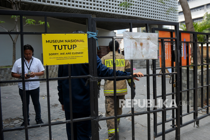 Petugas Penanggulangan Kebakaran dan Penyelamatan menyisir area lokasi kebakaran Museum Nasional. Museum Nasional ditutup sementara hingga waktu yang belum ditentukan akibat kebakaran.