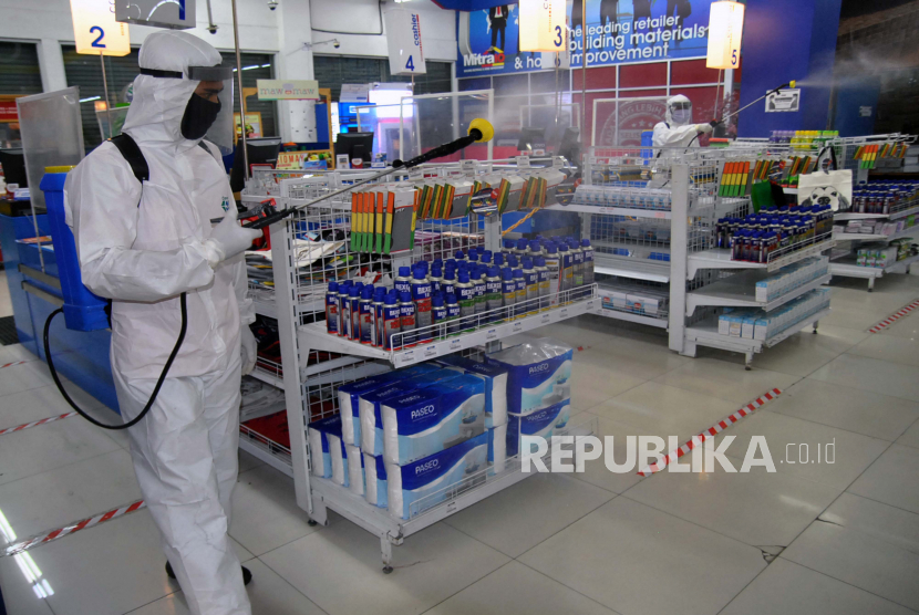Petugas BPBD Kota Bogor menyemprot cairan disinfektan saat penutupan supermarket Mitra10, Kota Bogor, Jawa Barat, Rabu (17/6). Dinas Kesehatan Kota Bogor mencatat enam kasus baru Covid-19 dari klaster Mitra 10, Sabtu (4/7).