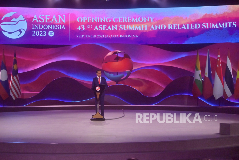 Presiden Joko Widodo berpidato saat pembukaan KTT ke-43 ASEAN 2023 di Jakarta, Selasa (5/9/2023).  