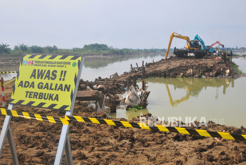 Pekerja mengoperasikan alat berat saat melakukan perbaikan tanggul Sungai Wulan yang jebol di Demak, Jawa Tengah. BPNB sebut sudah tidak ada lagi pengungsi korban banjir Demak, Jateng.