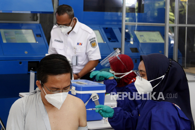 Petugas medis menyuntikkan vaksin Covid-19 pada calon penumpang kereta jarak jauh (ilustrasi). Seiring perpanjangan PPKM Level 4, KAI Daop 3 Cirebon melanjutkan program vaksinasi calon penumpang KA.