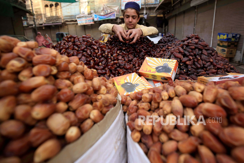 Seorang pedagang menjual kurma di Peshawar, Pakistan. Pengusaha Pakistan-Yahudi yang berbasis di Karachi, Fishel BenKhalid mengumumkan di Twitter bahwa dia telah berhasil mengekspor batch pertama produk Pakistan ke Israel. Produk yang diekspor antara lain kurma, buah kering dan rempah-rempah. 