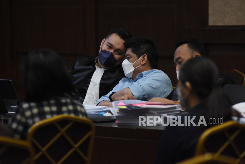 Terdakwa kasus korupsi Asabri Heru Hidayat (tengah) mengikuti sidang lanjutan di Pengadilan Tipikor, Jakarta, Rabu (13/10/2021). Sidang kasus korupsi pengelolaan keuangan dan dana investasi pada PT Asuransi Sosial Bersenjata Republik Indonesia (Asabri) yang merugikan keuangan negara sebesar Rp22,78 triliun tersebut beragendakan mendengarkan keterangan enam saksi. 