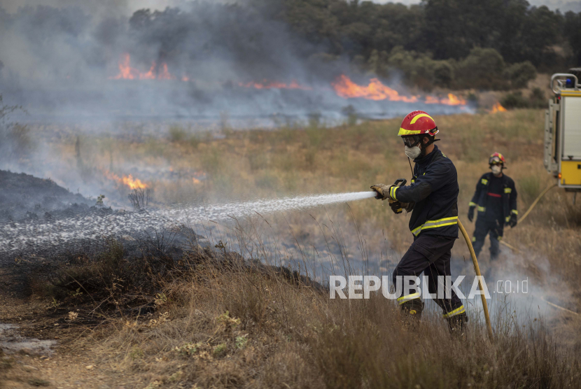 Seorang petugas pemadam kebakaran mencoba memadamkan api saat api meluas selama kebakaran hutan di Ferreras de Abajo di barat laut Spanyol, Senin, 18 Juli 2022. Kebakaran hutan meluas melalui wilayah Gironde di barat daya Prancis pada Rabu (10/8/2022). 