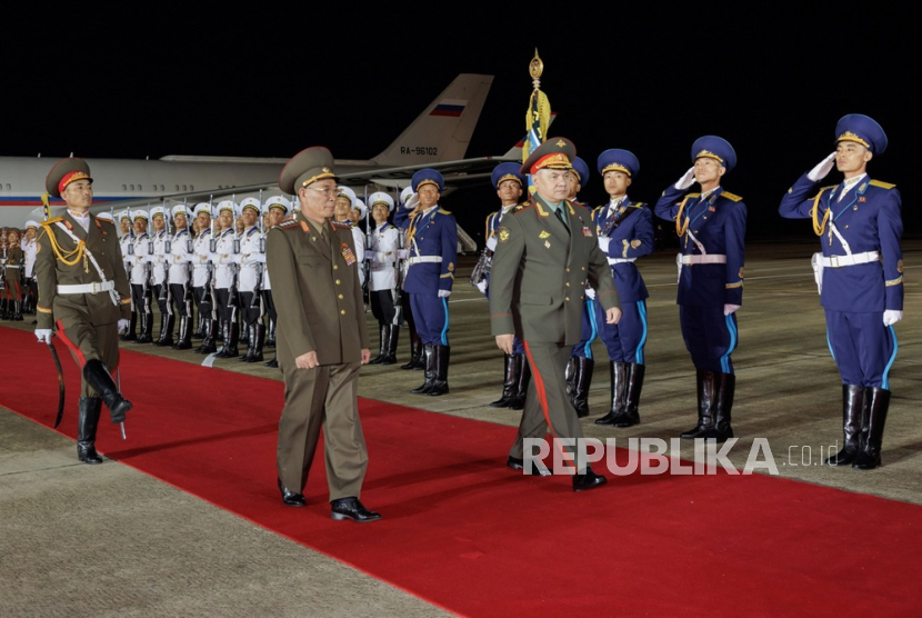 Menteri Pertahanan Rusia, Sergei Shoigu menghadiri upacara penyambutan resmi delegasi Rusia saat mengunjungi Korea Utara, baru-baru ini.