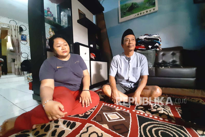 Pemotor yang tertabrak truk hebel di Lenteng Agung Selasa lalu, Umar Dani (52 tahun) beserta istrinya Siti Robiah (42 tahun) saat ditemui di rumahnya di Kelurahan Tanjung Barat, Jagakarsa, Jakarta Selatan, Jumat (25/8/2023).