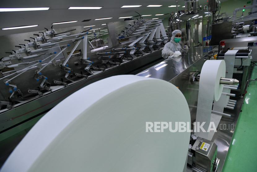 Pekerja membersihkan mesin yang digunakan untuk produksi tisu basah di PT The Univenus Cikupa, Tangerang, Banten, Rabu (11/11/2020). Kementerian Perindustrian menyatakan pertumbuhan sektor industri manufaktur di kuartal III-2020 sebesar 5,25 persen dibandingkan dengan kuartal sebelumnya. 