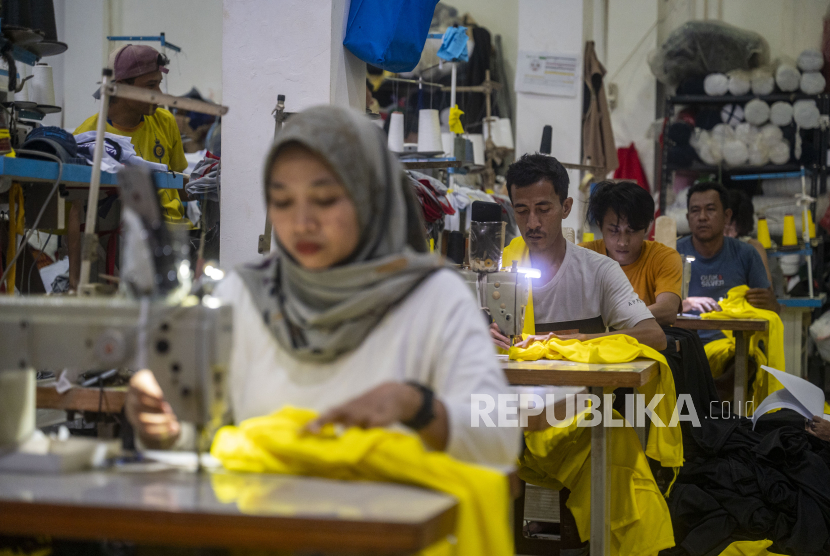 Sejumlah pekerja menyelesaikan pembuatan kaos di konveksi Sinergi Adv, Jakarta, Rabu (17/7/2024). Di tengah lesunya industri tekstil akibat gempuran produk impor tekstil yang membanjiri pasar domestik, bisnis konveksi ini masih dapat memenuhi pesanan sekitar 500 ribu kaos per bulan selama 2024. 