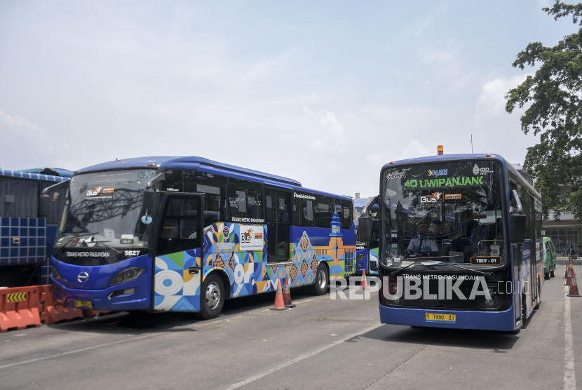 Bus listrik Trans Metro Pasundan dengan skema BTS melaju di Terminal Leuwipanjang, Bandung, Jawa Barat, Kamis (9/11/2023). 