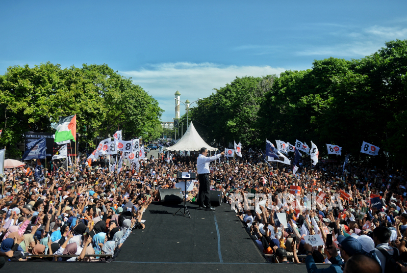 Capres nomor urut 1 Anies Baswedan menyapa pendukungnya saat melakukan kampanye akbar. Capres Anies Baswedan meneriakkan semangat perubahan di hadapan masyarakat Aceh.