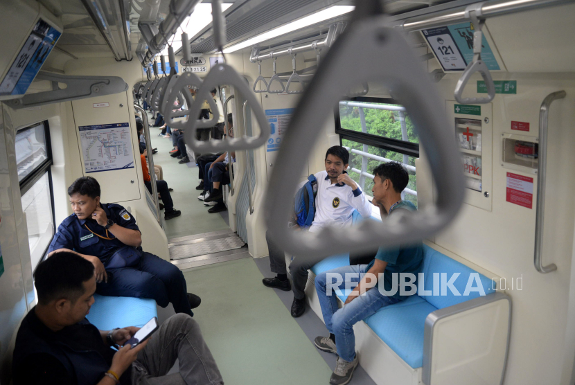 Penumpang mengikuti uji coba terbatas LRT Jabodebek di jalur LRT Dukuh Atas-Cawang, Jakarta. KAI telah menyiapkan fasilitas dan layanan terintegrasi dengan LRT Jabodebek.