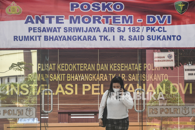Polisi telah membuka Posko Ante Mortem - DVI untuk menerima data penumpang dan kru pesawat Sriwijaya Air SJ 182 dari keluarga di RS Polri Kramat Jati dengan nomor Hotline di 08125039292. 