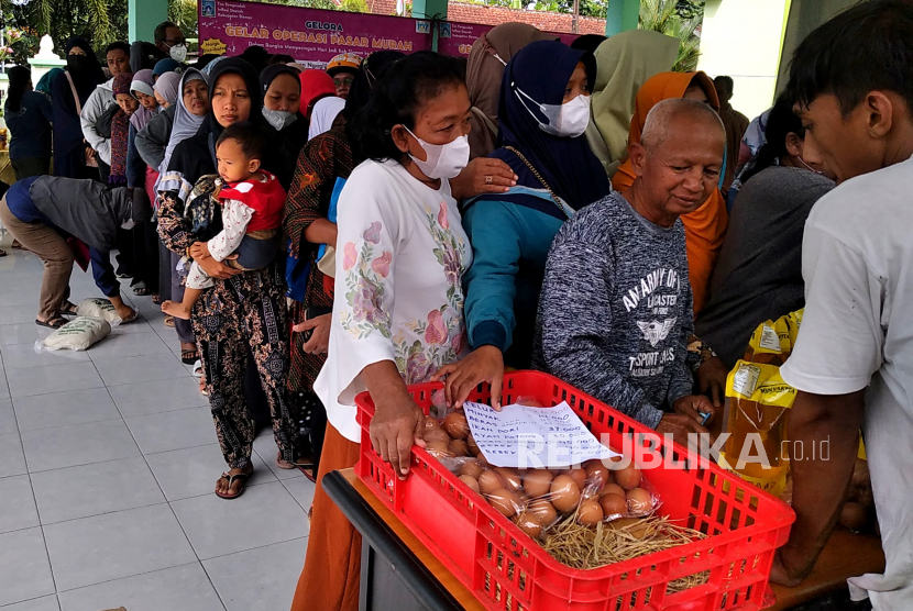 Warga antre membeli sembako saat Gelar Operasi Pasar Murah (Gelora) saat Ramadhan di Kecamatan Ngaglik, Sleman, DIY beberapa waktu lalu.