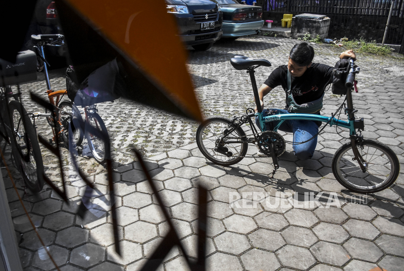 Pekerja memeriksa sepeda lipat Kreuz di Rumah Produksi Kreuz di Kota Bandung, Jawa Barat (ilustrasi). Melihat peluang yang ada, Indonesia akan meningkatkan ekspor sepeda ke Swedia.